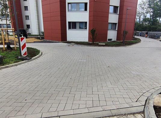 Wohnanlage in Duisburg, Ermittlung der Schadensursache an einer Pflasterdecke